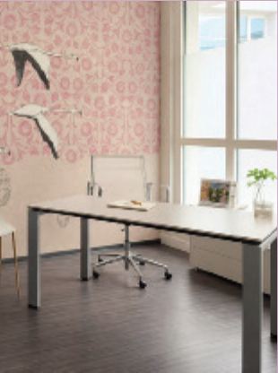 Behandlungsraum mit Schreibtisch und Flamingo-Tapete