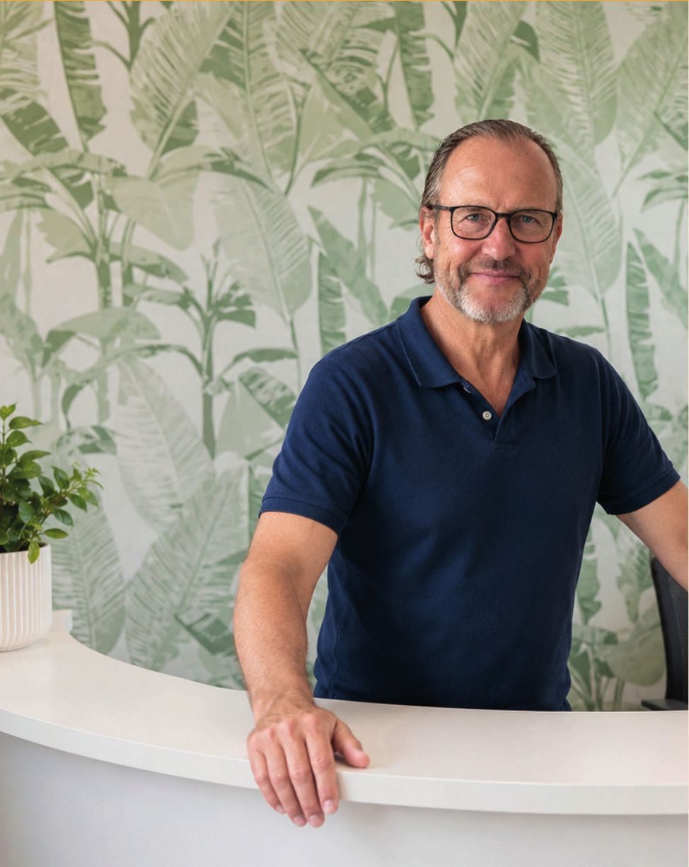 Dr. med. Gerhard Hofmann am Empfang der Praxis